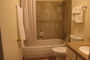 Ponderosa Pines 2-bed bathroom